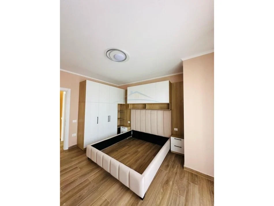 Tirane, jepet me qera apartament 2+1+Ballkon Kati 9, 116 m² 750 € (Farmacia 10 , Kompleksi Arlis)