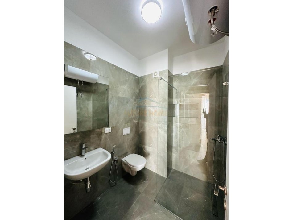 Tirane, jepet me qera apartament 2+1 Kati 9, 116 m² 800 € (FARMACIA 10)