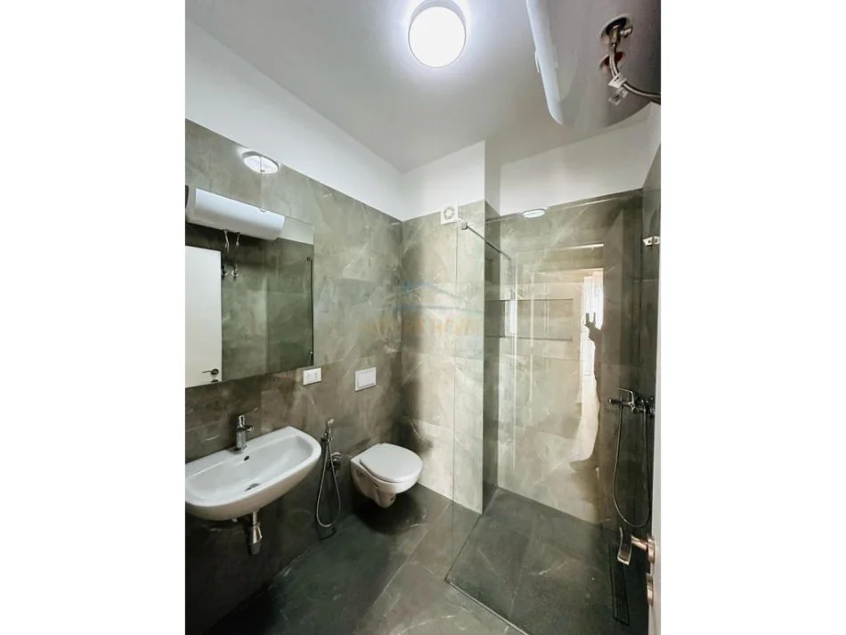 Tirane, jepet me qera apartament 2+1+Ballkon Kati 9, 116 m² 750 € (Farmacia 10 , Kompleksi Arlis)