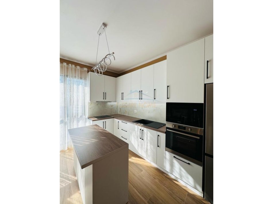Tirane, jepet me qera apartament 2+1 Kati 9, 116 m² 800 € (FARMACIA 10)