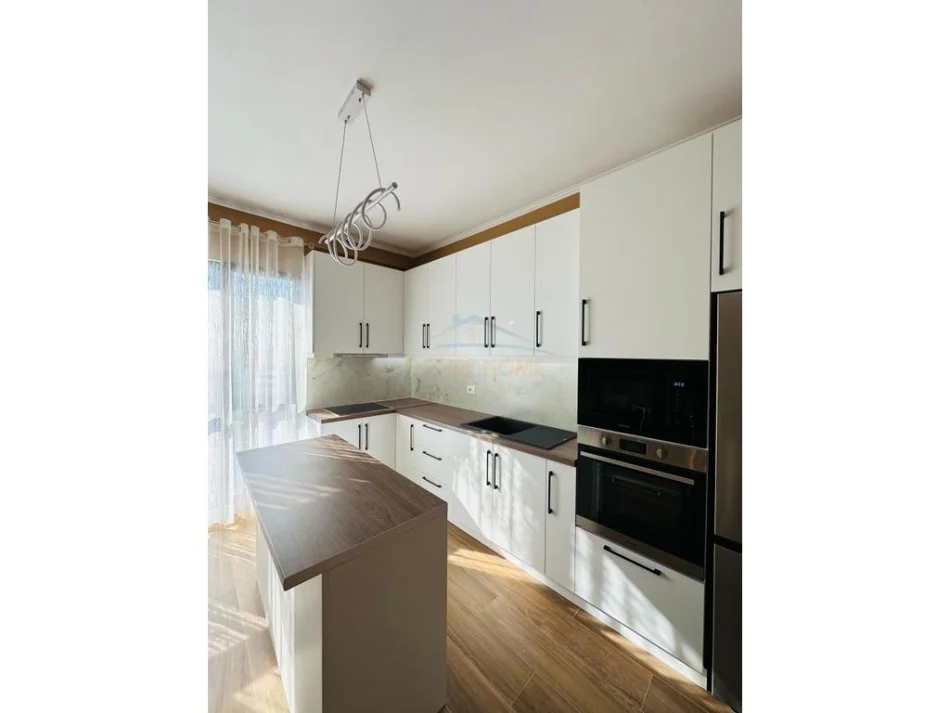 Tirane, jepet me qera apartament 2+1+Ballkon Kati 9, 116 m² 750 € (Farmacia 10 , Kompleksi Arlis)