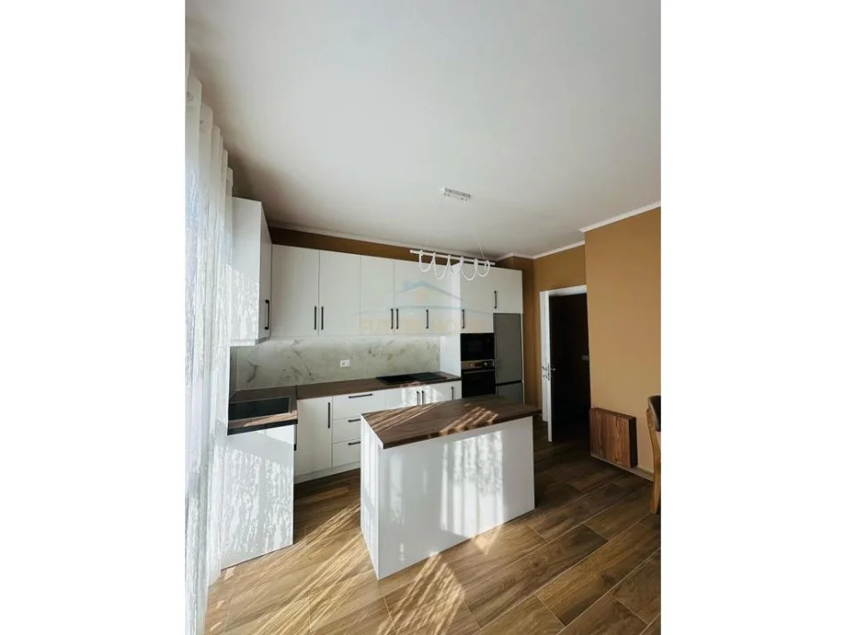 Tirane, jepet me qera apartament 2+1+Ballkon Kati 9, 116 m² 750 € (Farmacia 10 , Kompleksi Arlis)