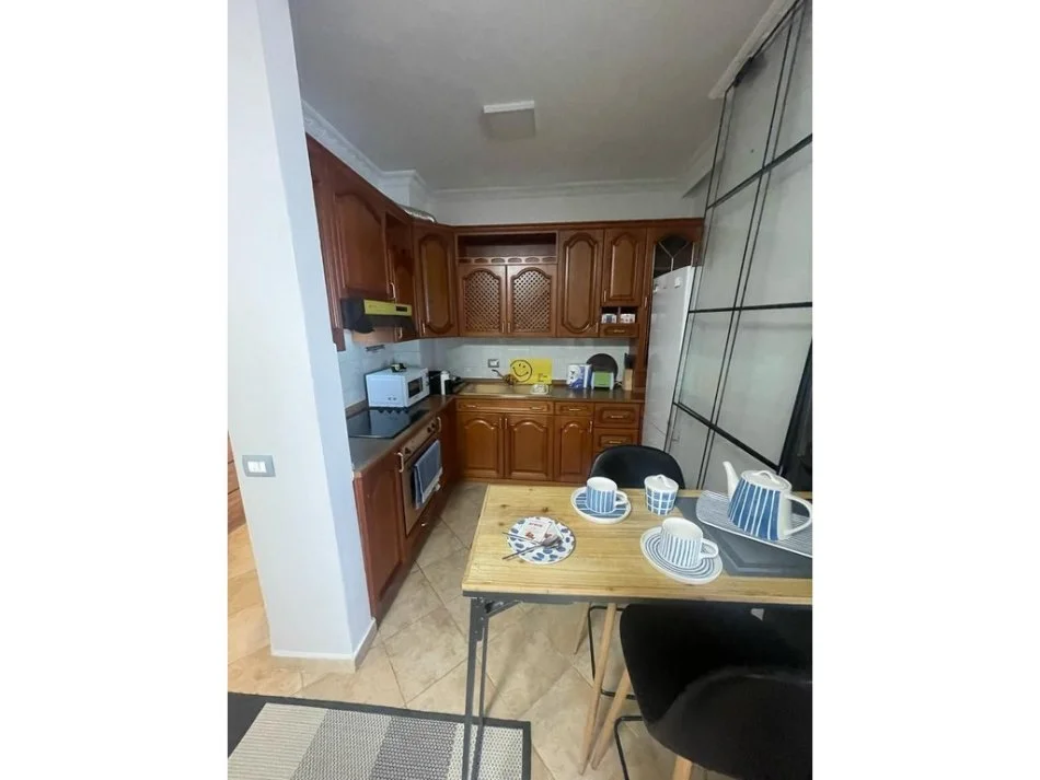 Tirane, jepet me qera apartament 2+1 Kati 5, 900 m² 900 € (Qender)