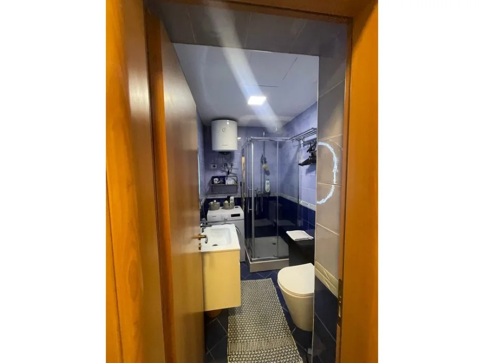 Tirane, jepet me qera apartament 1+1 Kati 5, 76 m² 900 € (QENDER)