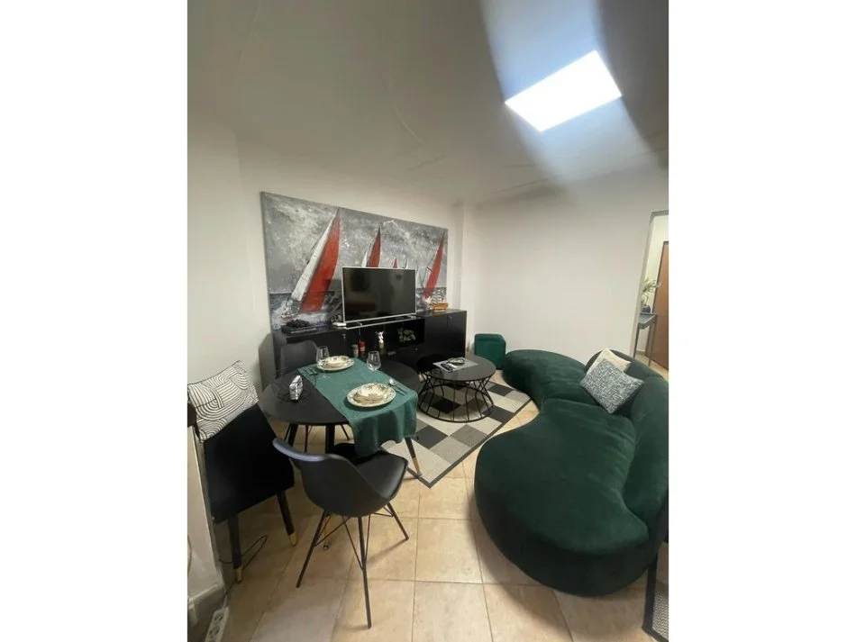 Tirane, jepet me qera apartament 2+1 Kati 5, 900 m² 900 € (Qender)