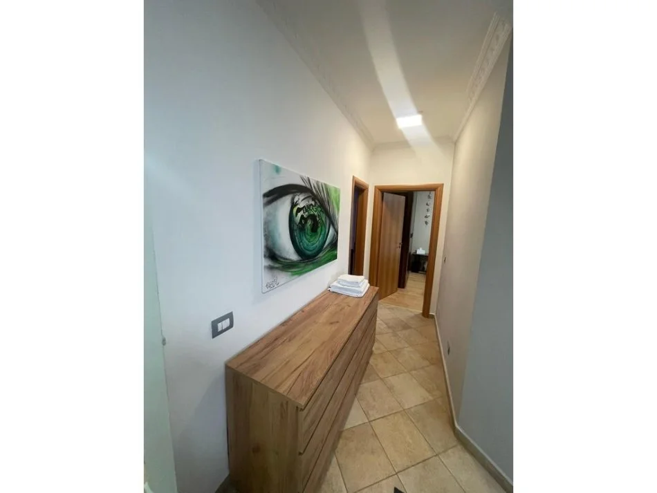 Tirane, jepet me qera apartament 1+1 Kati 5, 76 m² 900 € (QENDER)