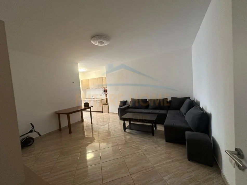 Tirane, jepet me qera apartament 2+1 Kati 1, 95 m² 500 € (Unaza e re)