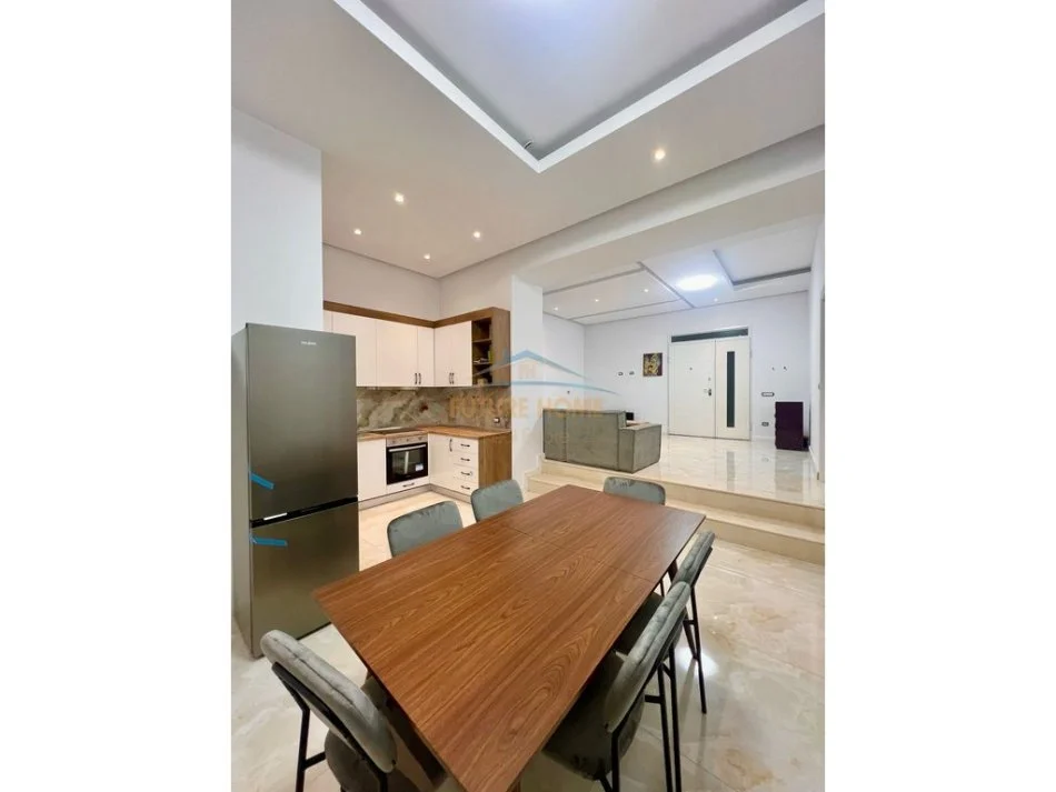 Tirane, jepet me qera apartament 2+1 Kati 1, 138 m² 550 € (BLLOKU I VILAVE, SELITE)