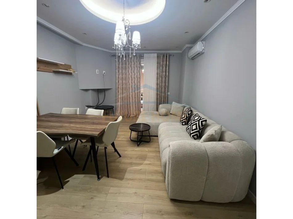 Tirane, jepet me qera apartament 2+1 Kati 3, 77 m² 650 € (Pallati me Shigjeta)