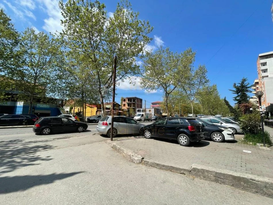 Tirane, jepet me qera ambjent biznesi Kati 0, 250 m² 2.500 € (Rruga Kastriotet)