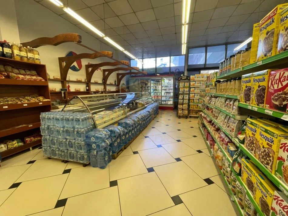 Tirane, jepet me qera ambjent biznesi Kati 0, 250 m² 2.500 € (Rruga Kastriotet)