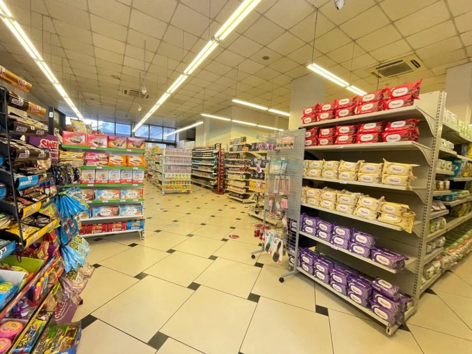 Tirane, jepet me qera ambjent biznesi Kati 0, 250 m² 2.500 € (Rruga Kastriotet)