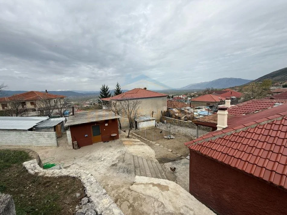Korce, shitet shtepi 2+1+Ballkon Kati 1, 100 m² 40.000 € (Barç, Korçë)