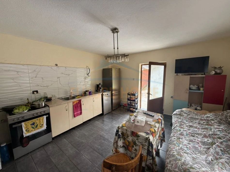 Korce, shitet shtepi 2+1+Ballkon Kati 1, 100 m² 40.000 € (Barç, Korçë)