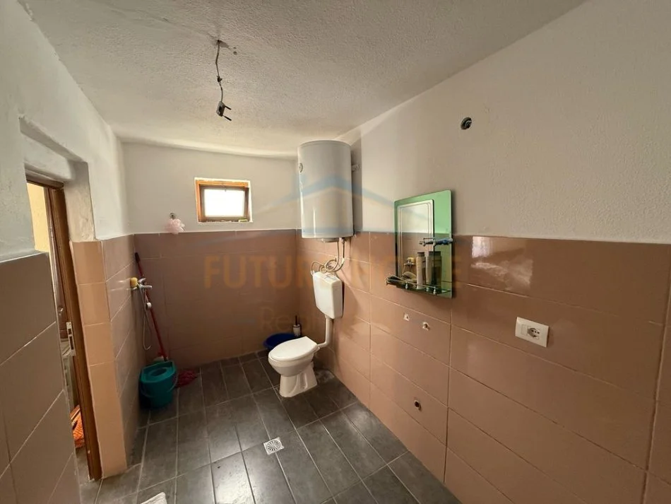 Korce, shitet shtepi 2+1+Ballkon Kati 1, 100 m² 40.000 € (Barç, Korçë)