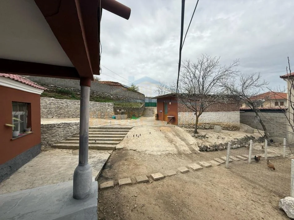 Korce, shitet shtepi 2+1+Ballkon Kati 1, 100 m² 40.000 € (Barç, Korçë)