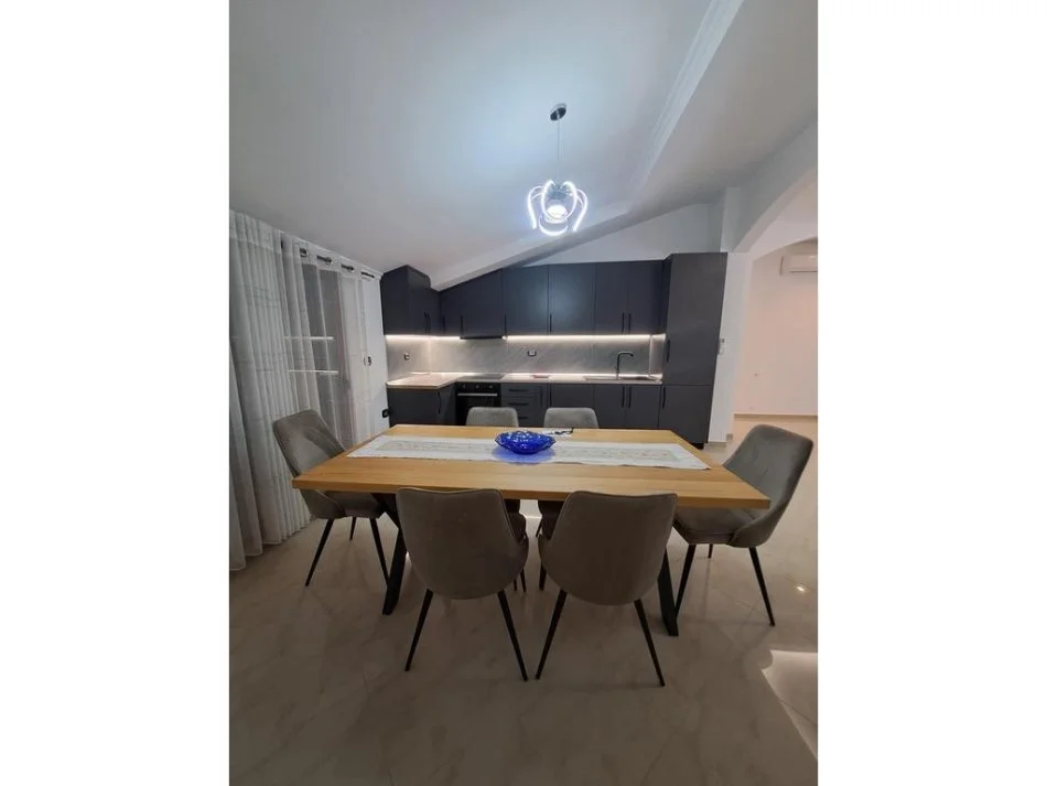 Tirane, jepet me qera apartament 2+1 Kati 3, 144 m² 500 € (Selite)
