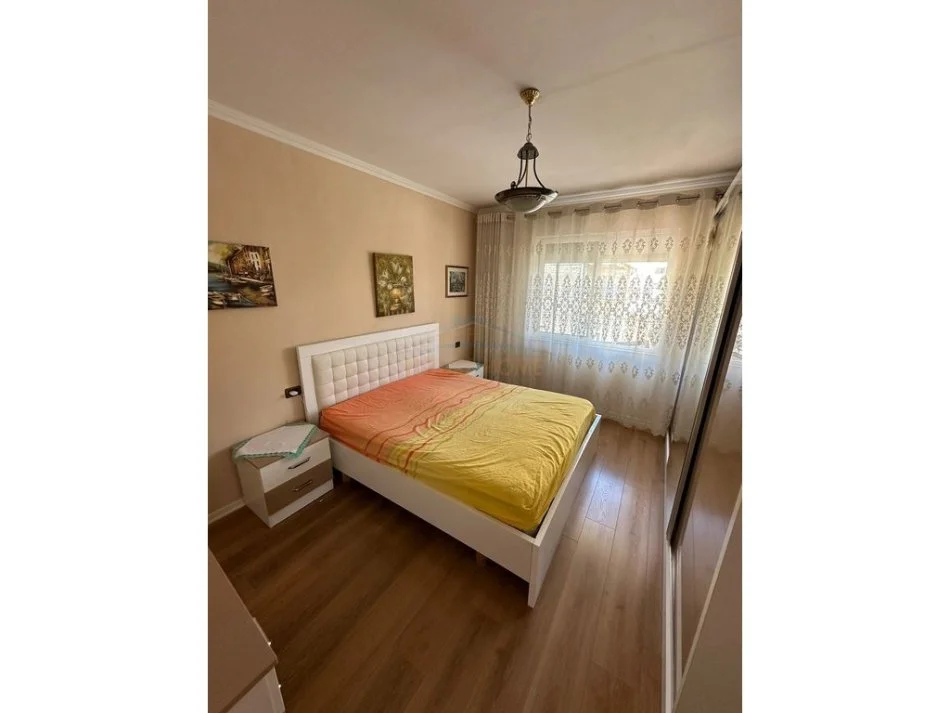 Tirane, jepet me qera apartament 1+1 , 57 m² 550 € (Rruga Muhamet Gjollesha)
