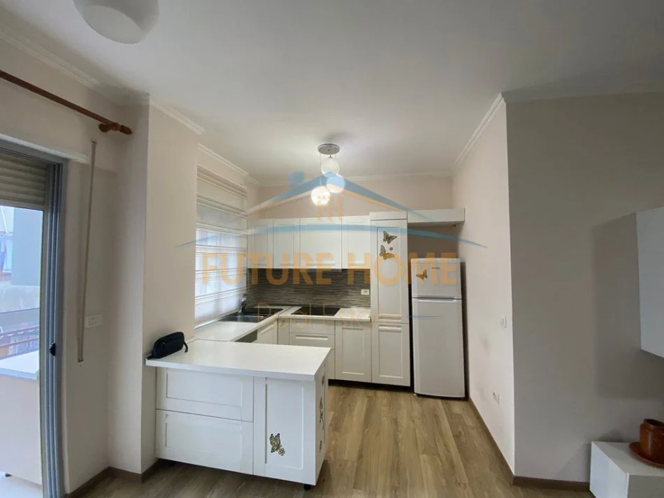 Tirane, jepet me qera apartament 2+1 Kati 4, 120 m² 650 € (Liqeni i Thate)