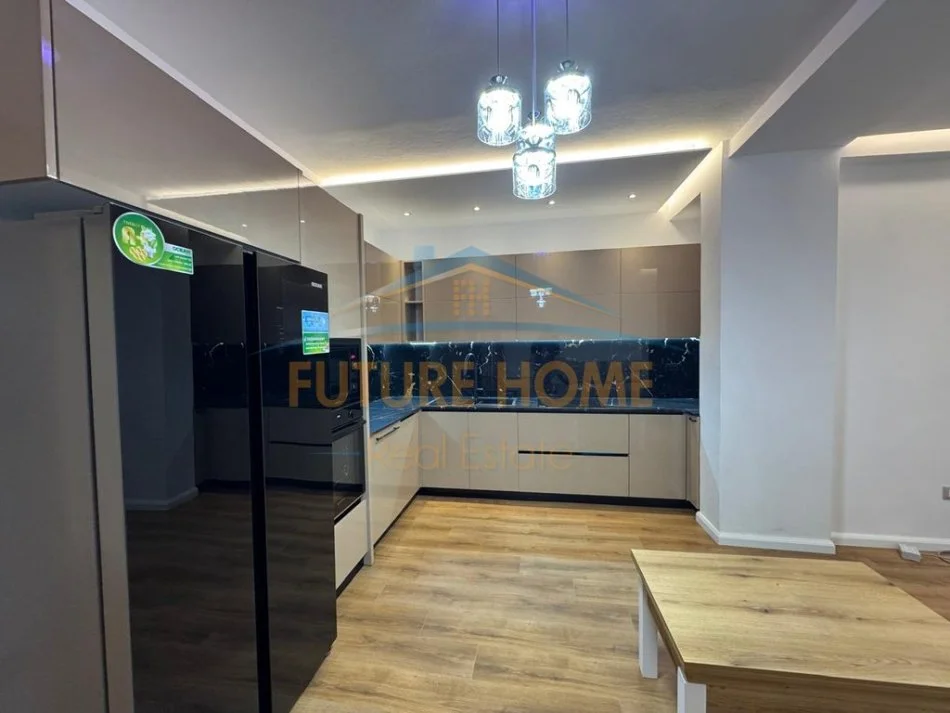 Tirane, jepet me qera apartament 2+1+Ballkon Kati 3, 93 m² 700 € (Irfan Tomini)