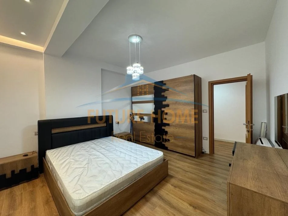 Tirane, jepet me qera apartament 2+1+Ballkon Kati 3, 93 m² 700 € (Irfan Tomini)