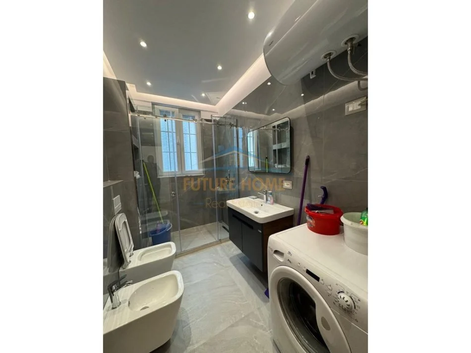 Tirane, jepet me qera apartament 2+1+Ballkon Kati 3, 93 m² 700 € (Irfan Tomini)