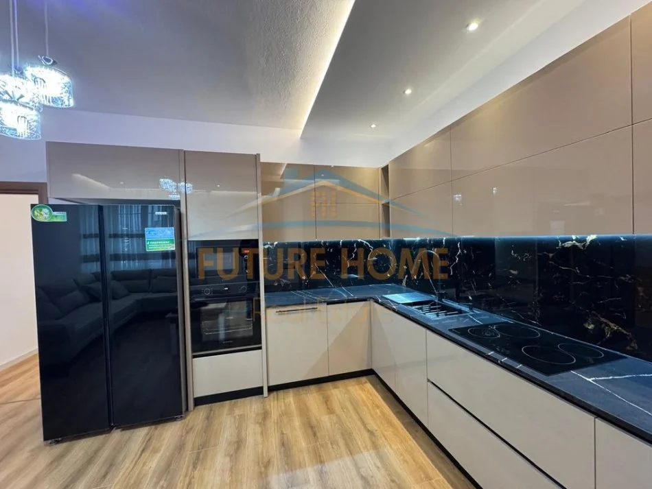 Tirane, jepet me qera apartament 2+1+Ballkon Kati 3, 93 m² 700 € (Irfan Tomini)