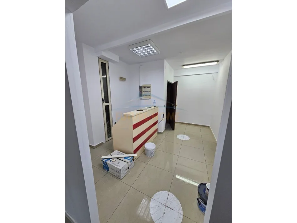 Tirane, jepet me qera ambjent biznesi Kati 6, 256 m² 3.000 € (Rruga e Dibres)