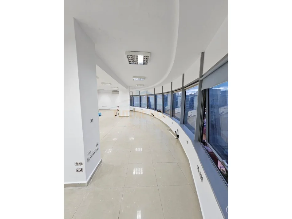 Tirane, jepet me qera ambjent biznesi Kati 6, 256 m² 3.000 € (Rruga e Dibres)