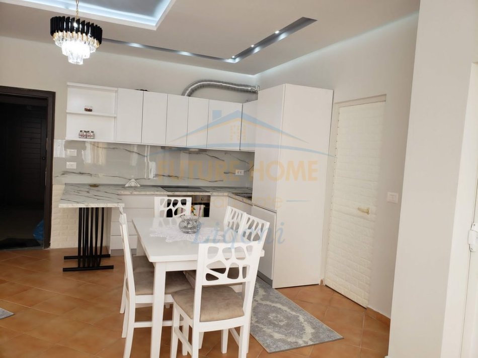 Tirane, jepet me qera apartament 1+1+Ballkon Kati 4, 80 m² 600 € (Liqeni i thate)