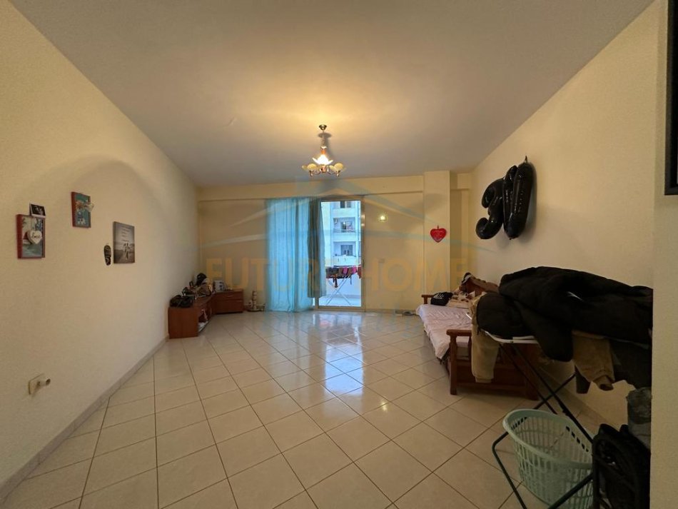 Shitet, Apartament 2+1, Unaza e Re, Tiranë.