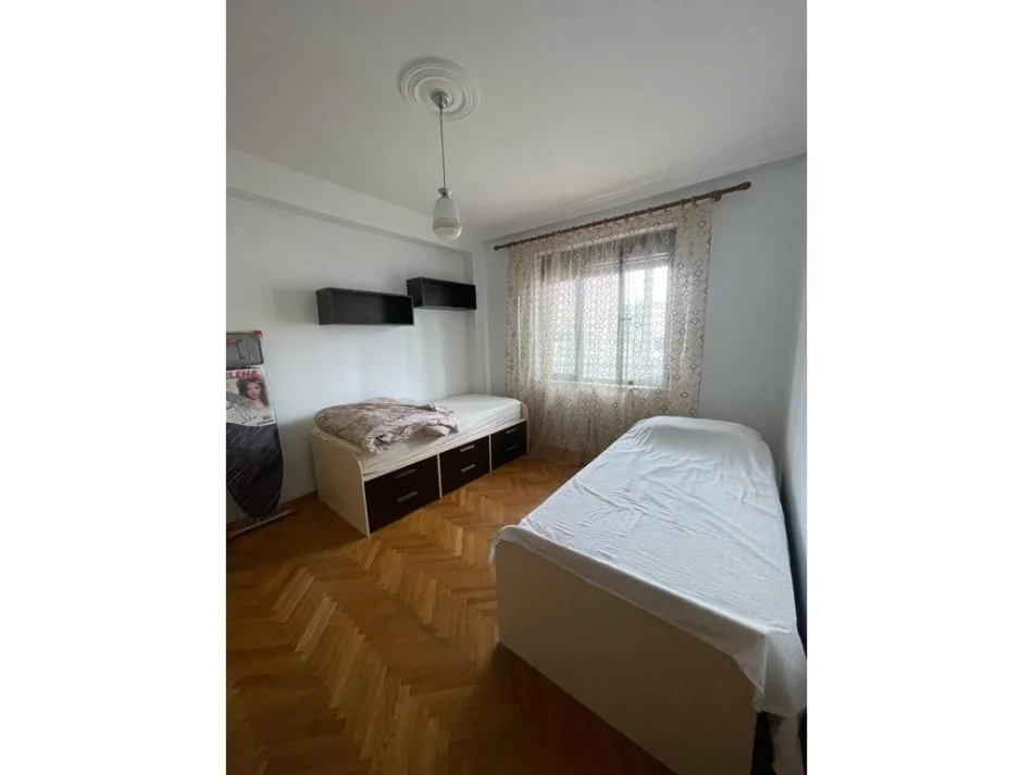 Tirane, jepet me qera apartament 2+1 Kati 2, 84 m² 700 € (Liqeni artificial)