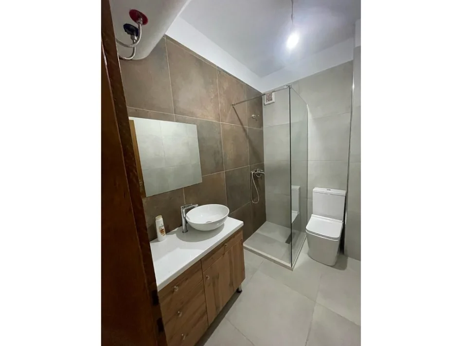 Tirane, jepet me qera apartament 2+1+2+Ballkon Kati 2, 84 m² 700 € (Liqeni Artificial)
