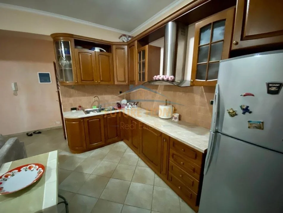 Tirane, shitet apartament 1+1+Ballkon Kati 2, 70 m² (Rruga e Barrikadave)