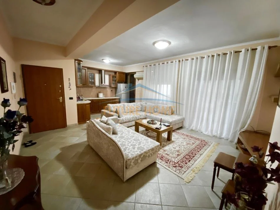 Tirane, shitet apartament 1+1+Ballkon Kati 2, 70 m² (Rruga e Barrikadave)