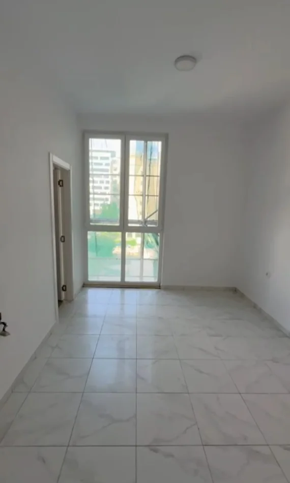 Tirane, jepet me qera ambjent biznesi Kati 2, 111 m² 1.100 € (prane Square 21)