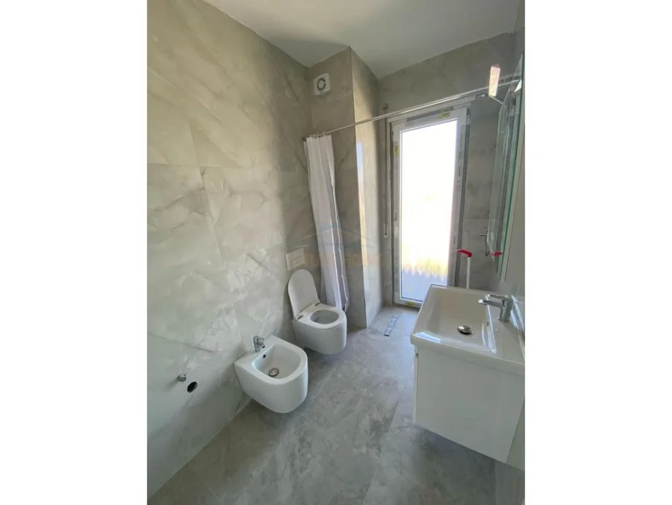 Tirane, jepet me qera apartament 1+1 Kati 5, 73 m² 400 € (Unaza e re)