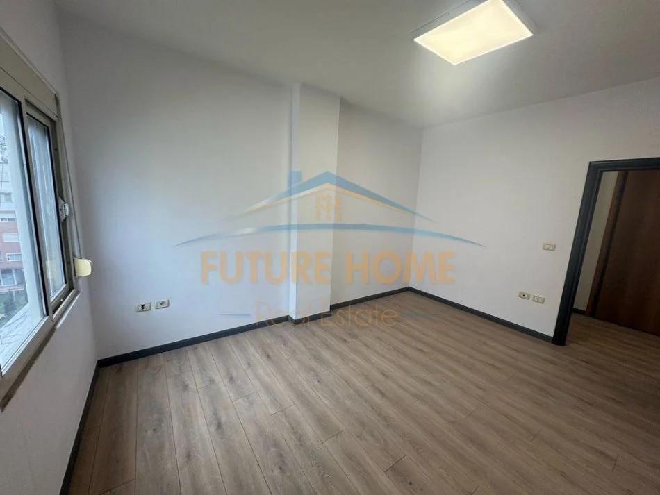 Tirane, shitet apartament 2+1+Ballkon Kati 4, 83 m² 185.000 € (Komuna e Parisit)