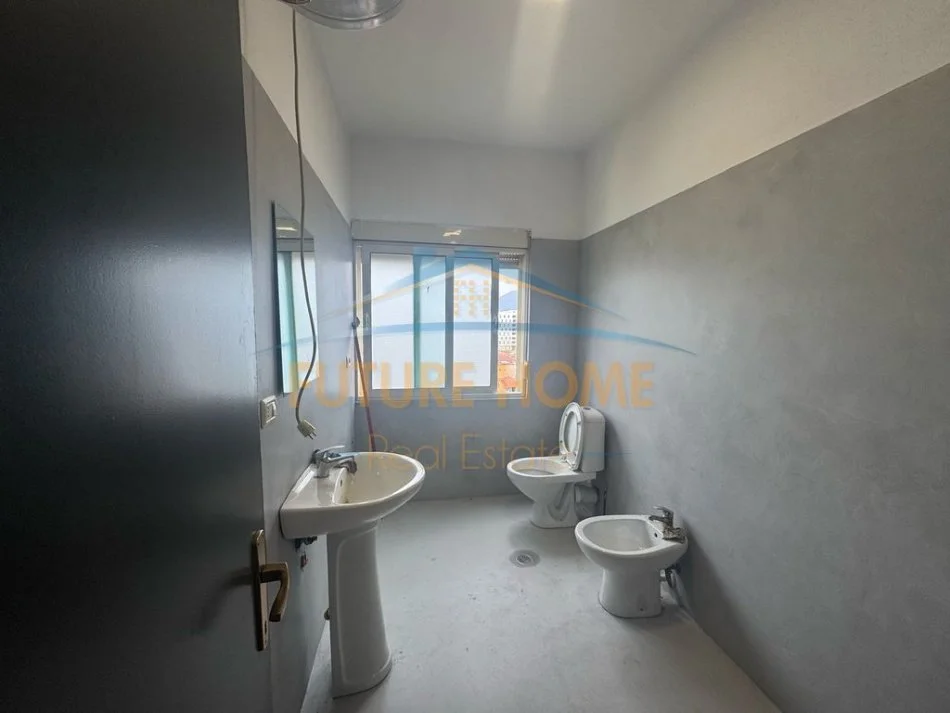 Tirane, shitet apartament 2+1 Kati 5, 82 m² 185.000 € (Komuna e Parisit)