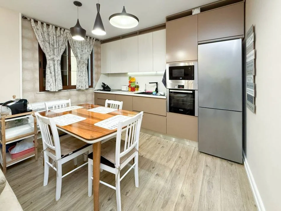 Tirane, shitet Vile 3 Katshe Kati 4, 577 m² 1.100.000 € (Shkolla e Kuqe)