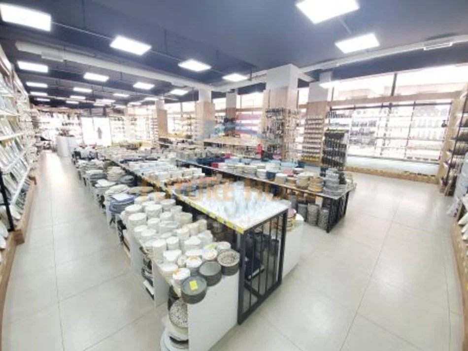 Tirane, jepet me qera ambjent biznesi Kati 0, 4.000 m² 6.199 € (komuna e parisit)