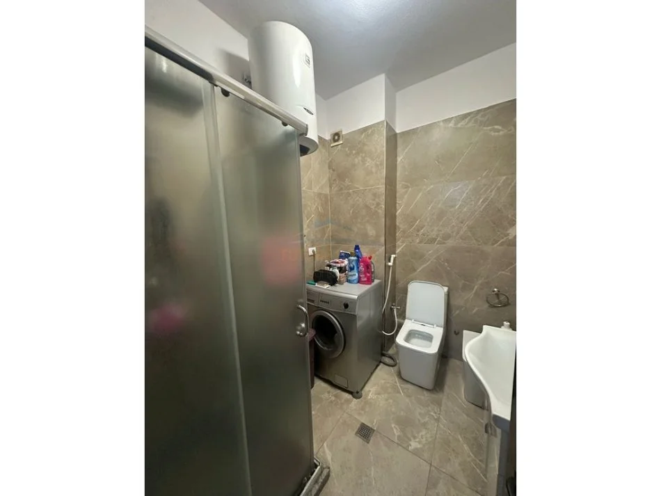 Tirane, jepet me qera apartament 1+1+Ballkon Kati 6, 70 m² 550 € (Gjon Buzuku)