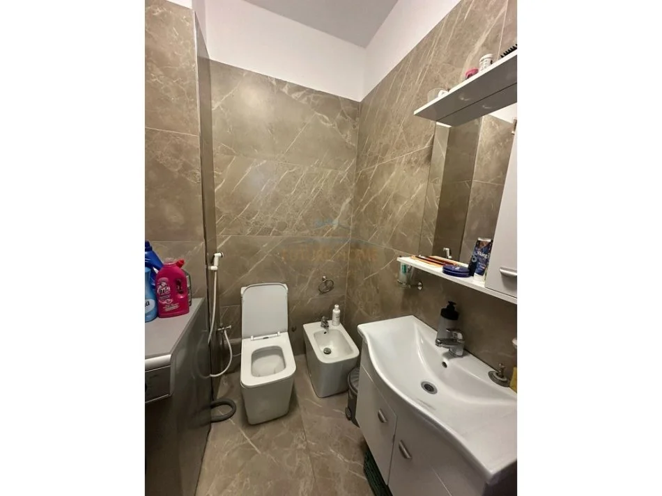 Tirane, jepet me qera apartament 1+1+Ballkon Kati 6, 70 m² 550 € (Gjon Buzuku)