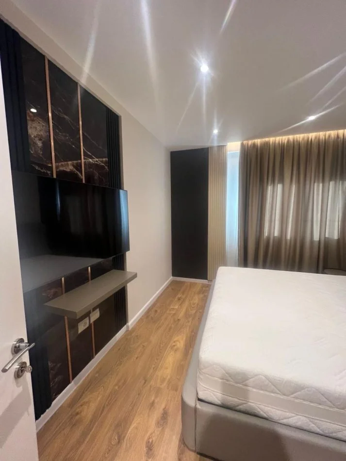Tirane, jepet me qera apartament 2+1+Ballkon Kati 5, 105 m² (Prane KIKA 2)