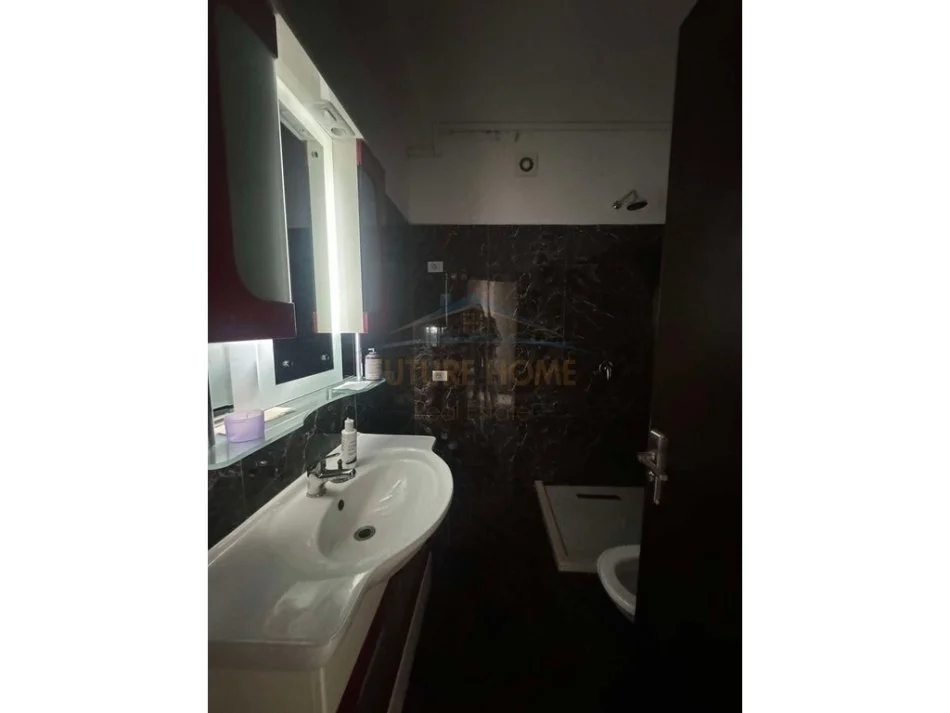 Tirane, jepet me qera ambjent biznesi Kati 1, 130 m² 1.000 € (MYSLYM SHYRI)