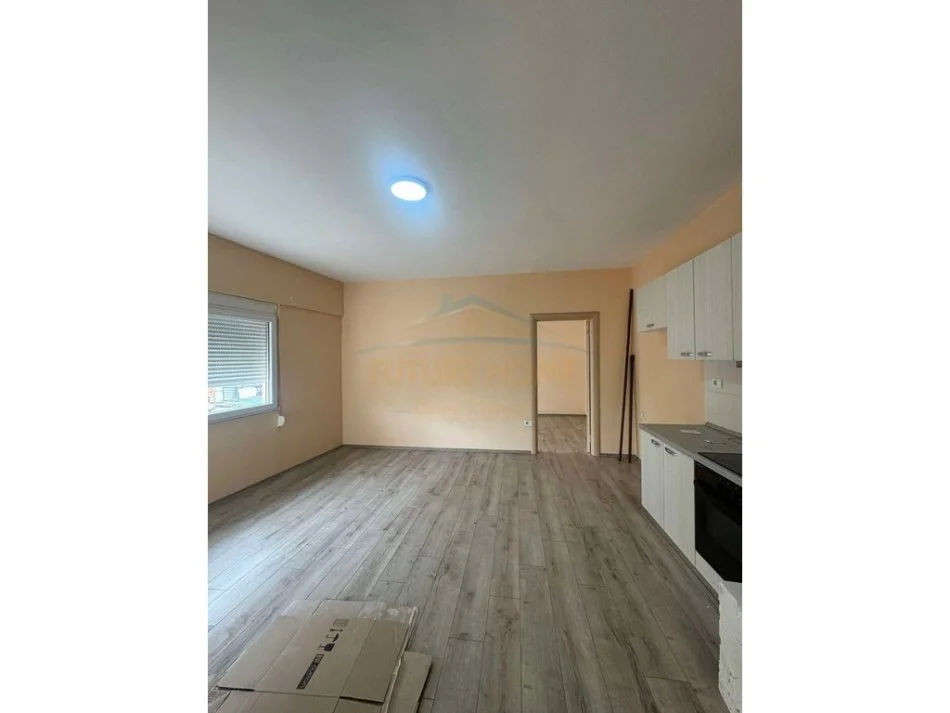 Tirane, jepet me qera ambjent biznesi Kati 1, 130 m² 1.000 € (MYSLYM SHYRI)