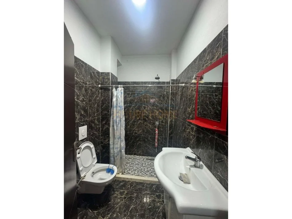 Tirane, jepet me qera ambjent biznesi Kati 1, 130 m² 1.000 € (MYSLYM SHYRI)