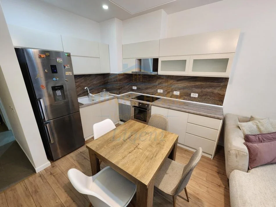 Tirane, jepet me qera apartament 2+1+Ballkon+Post Parkimi, Kati 1, 86 m² 800 € (Rezidenca Kodra e Diellit,)