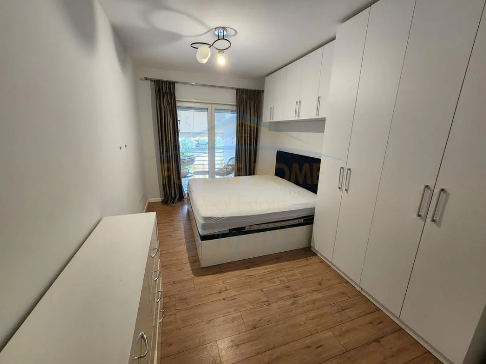 Tirane, jepet me qera apartament 2+1+Ballkon+Post Parkimi, Kati 1, 86 m² 800 € (Rezidenca Kodra e Diellit,)