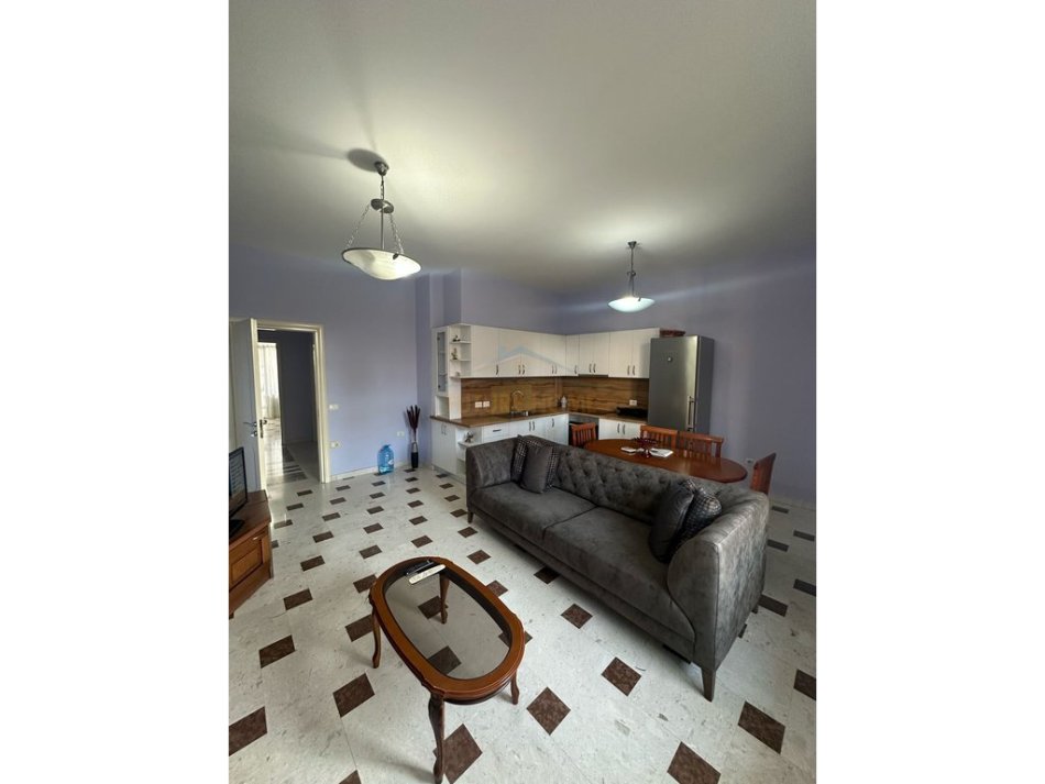 Tirane, jepet me qera apartament 3+1+Aneks+Ballkon Kati 1, 93 m² 800 € (Beqir Luga)